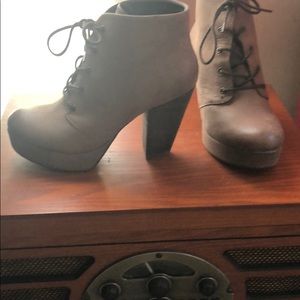 Light brown Steve Madden booties